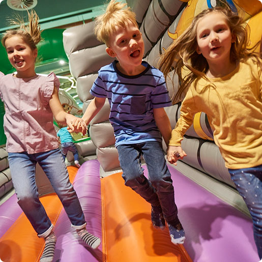 Ravensburger Kinderweilt_Portrait_Kinder in der Hüpfburg